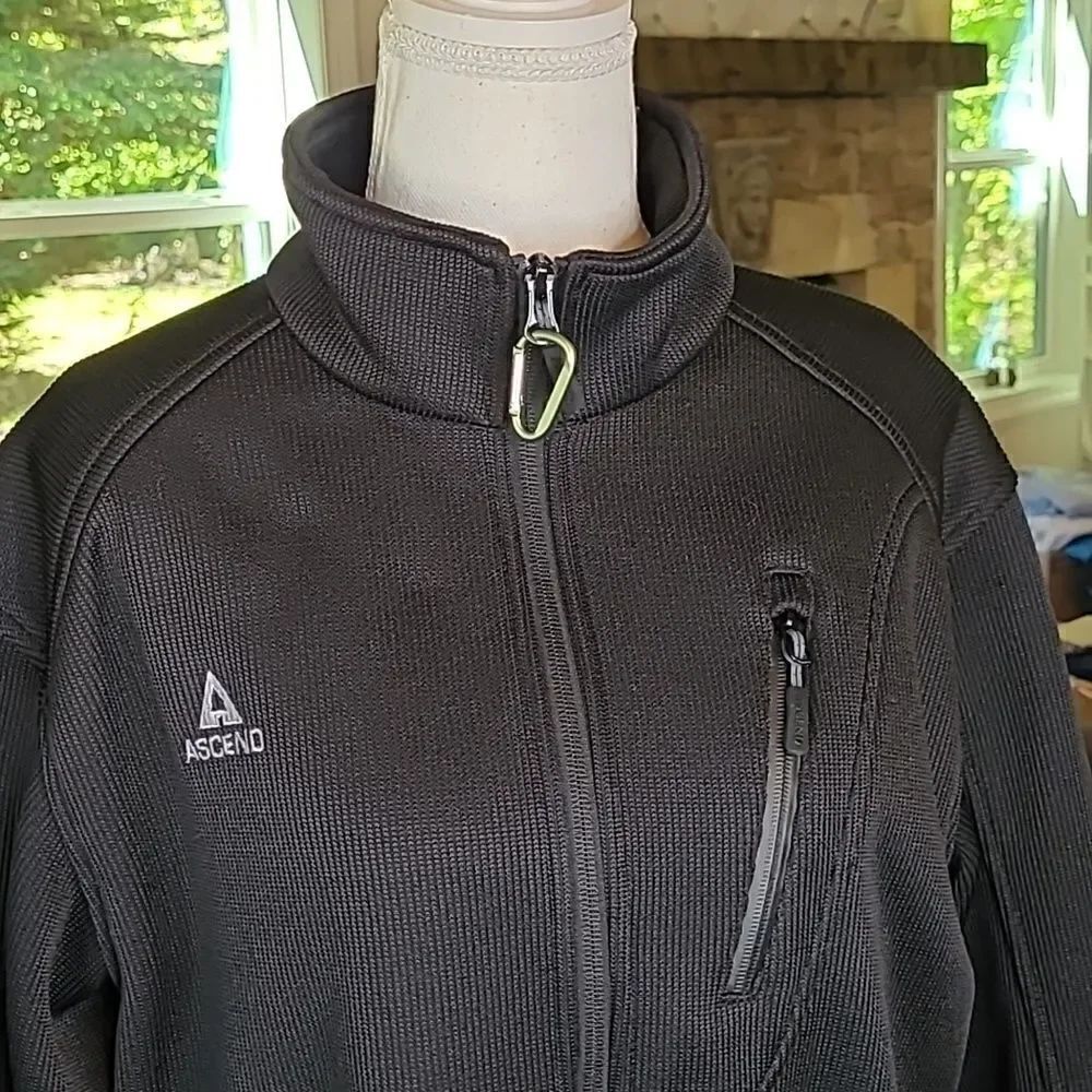 Ascend Black Jacket - Picture 2 of 9
